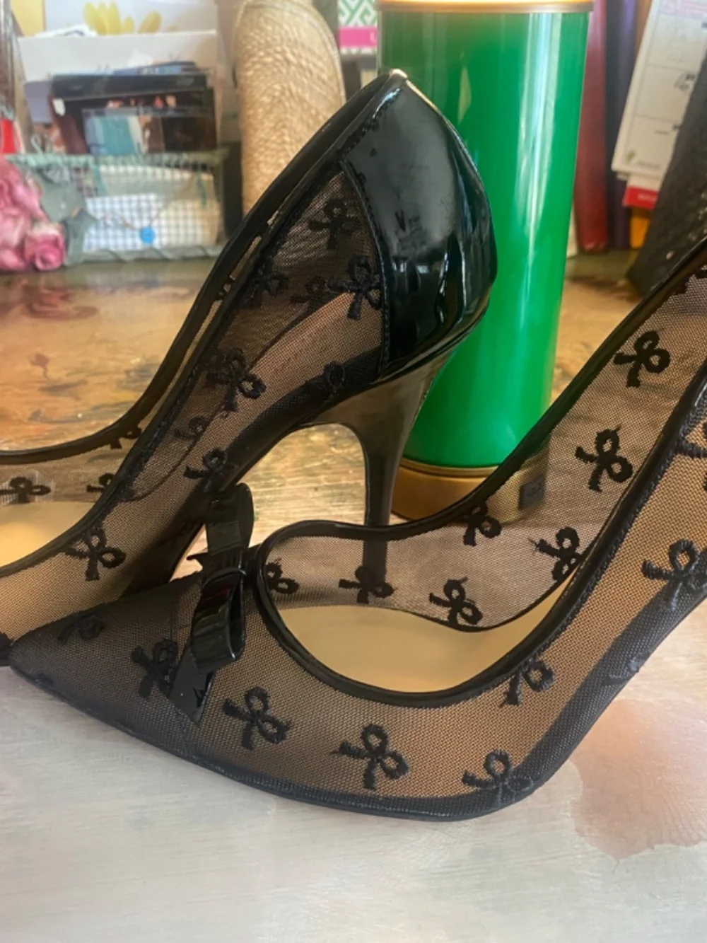 Kate Spade black mesh pump with bow motif! Beautiful, great condition 9.5
